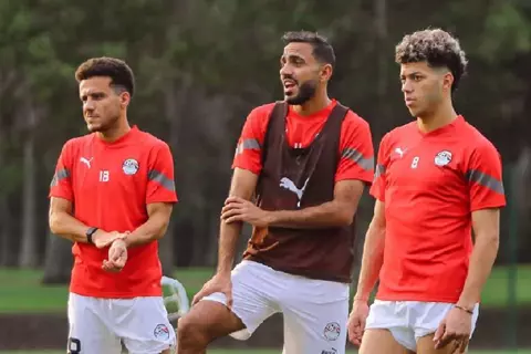 بعد إصابته بارتجاج.. إمام عاشور يغادر المستشفى ويصل فندق إقامة منتخب مصر بأبيدجان (صور)